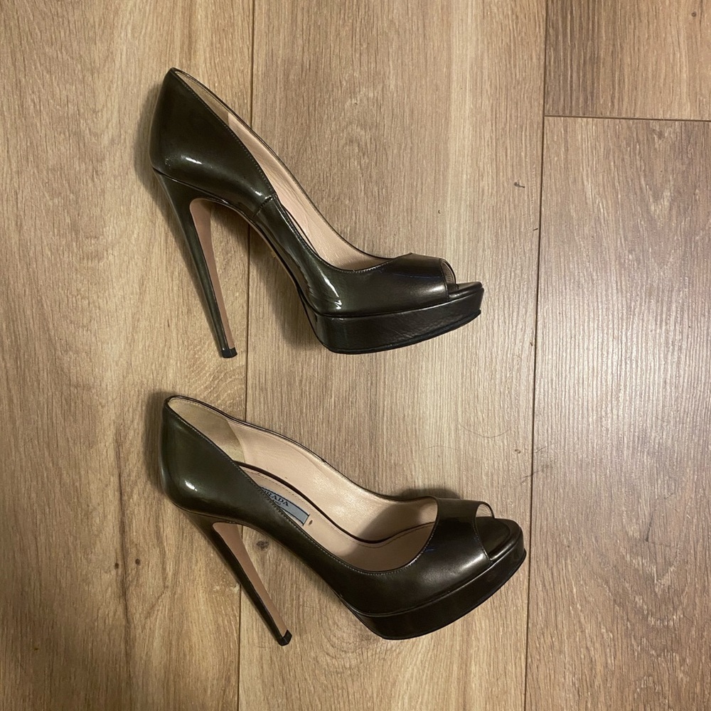 Vintage Prada Elegant dark army green/black Peep-Toe Stilettos heels size 6